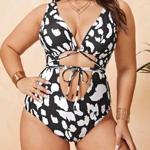 Plus size print cutout one piece swimsuit NWT